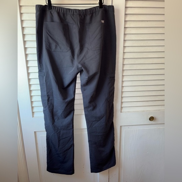 FIGS Men's Cairo Cargo Scrub Pant Gray size Large Medical Hospital Dr Office - Picture 3 of 5